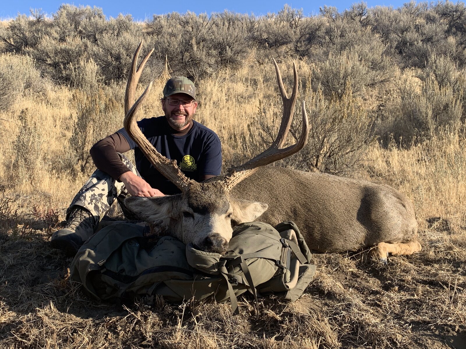 HRO Trophy Mule Deer — Guide and Hunter